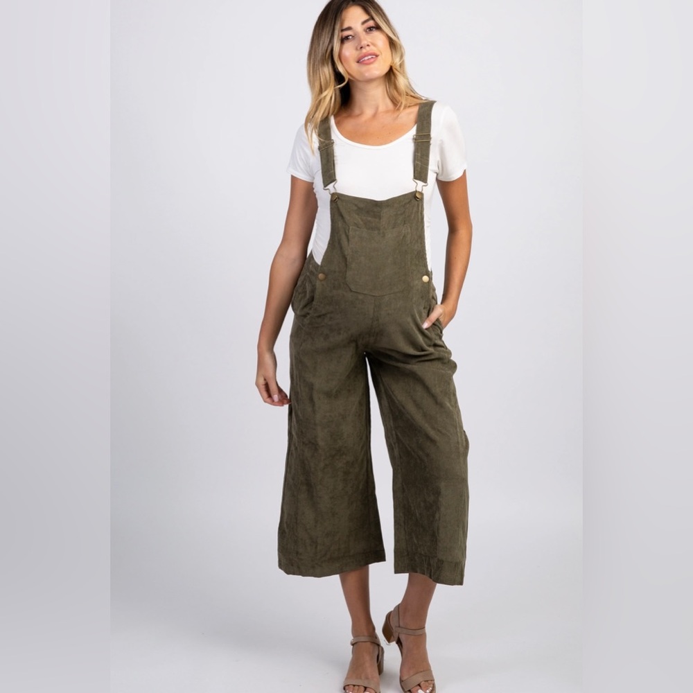 corduroy maternity overalls featuring a cropped length, wide legs front pocket